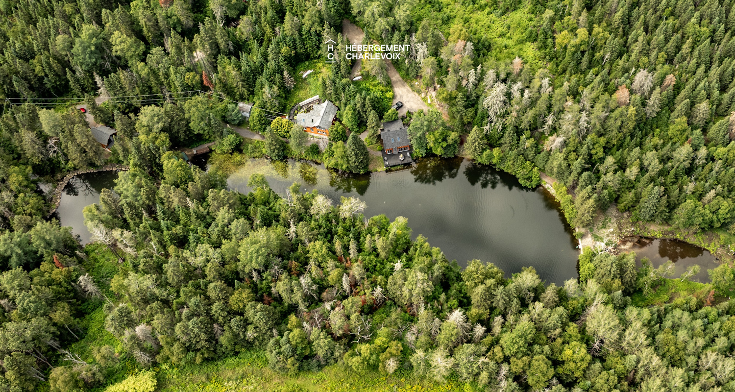 NIF-256 - Cottage on the edge of a lake with trail, waterfall and pond